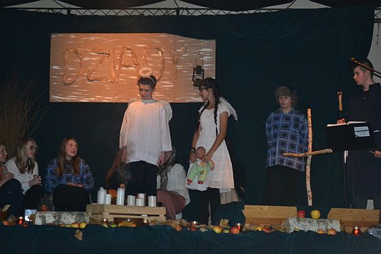 Grafika #8: Spektakl "Dziady" w wykonaniu uczniów Zespołu Szkół w Łebieniu.