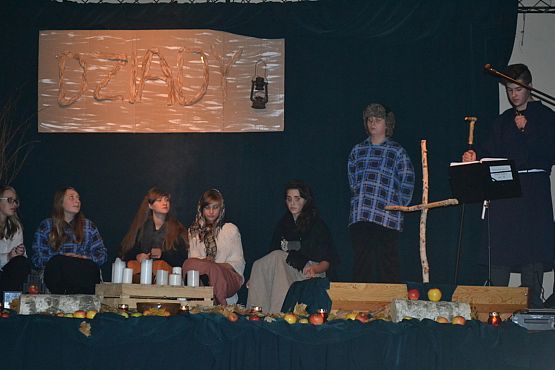 Grafika #9: Spektakl "Dziady" w wykonaniu uczniów Zespołu Szkół w Łebieniu.