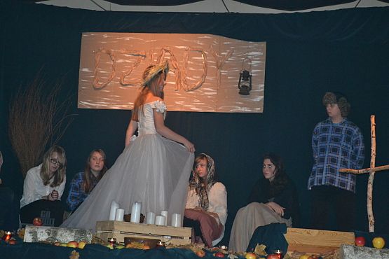 Grafika #11: Spektakl "Dziady" w wykonaniu uczniów Zespołu Szkół w Łebieniu.