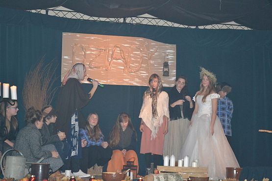 Grafika #15: Spektakl "Dziady" w wykonaniu uczniów Zespołu Szkół w Łebieniu.