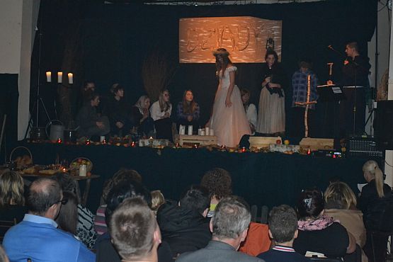 Grafika #13: Spektakl "Dziady" w wykonaniu uczniów Zespołu Szkół w Łebieniu.