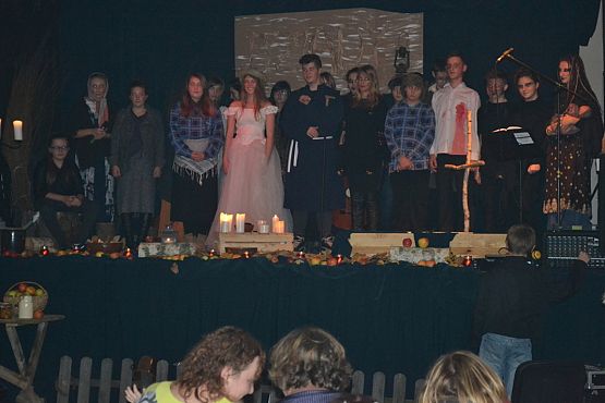 Grafika #0: Spektakl "Dziady" w wykonaniu uczniów Zespołu Szkół w Łebieniu.