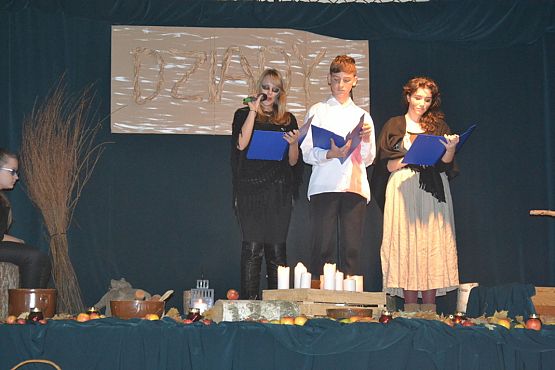 Grafika #17: Spektakl "Dziady" w wykonaniu uczniów Zespołu Szkół w Łebieniu.