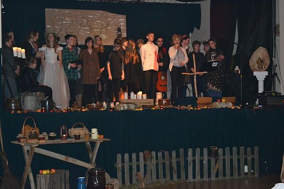 Grafika #12: Spektakl "Dziady" w wykonaniu uczniów Zespołu Szkół w Łebieniu.