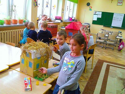 Grafika #7: DOMKI DLA TRZECH ŚWINEK