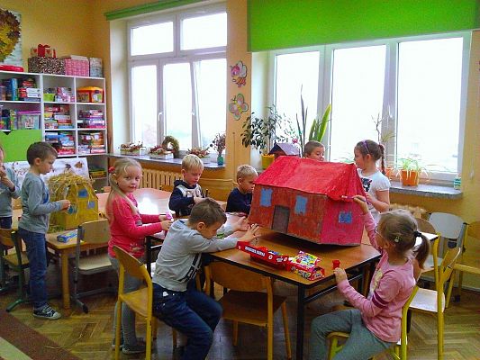 Grafika #9: DOMKI DLA TRZECH ŚWINEK