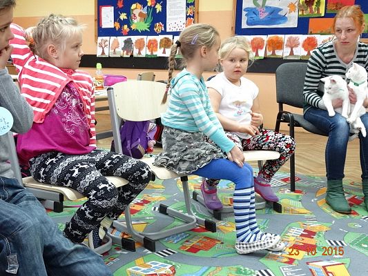 Grafika #2: Kotki z wizytą w szkole. 1a i 1b poznają literkę "k".