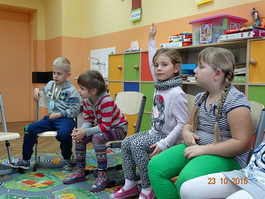 Grafika #3: Kotki z wizytą w szkole. 1a i 1b poznają literkę "k".