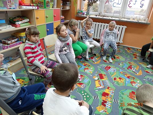 Grafika #8: Kotki z wizytą w szkole. 1a i 1b poznają literkę "k".