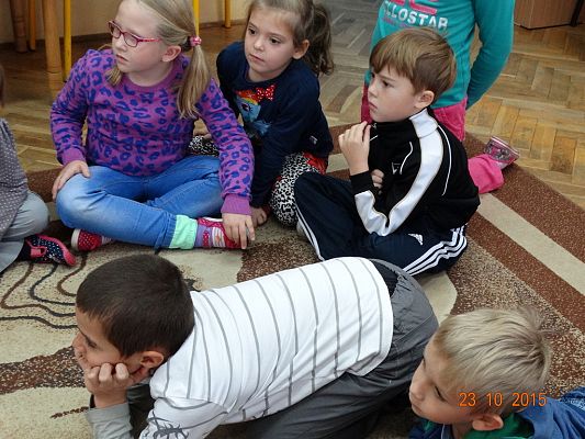 Grafika #13: Kotki z wizytą w szkole. 1a i 1b poznają literkę "k".