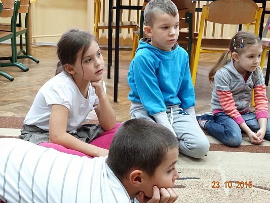 Grafika #15: Kotki z wizytą w szkole. 1a i 1b poznają literkę "k".