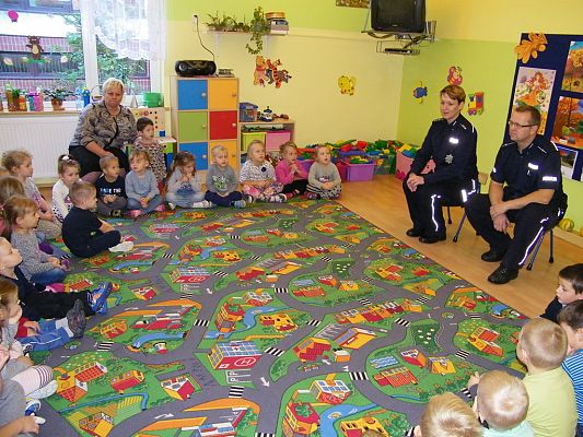 Grafika #1: Bezpieczeństwo na drodze – spotkanie z policjantami.