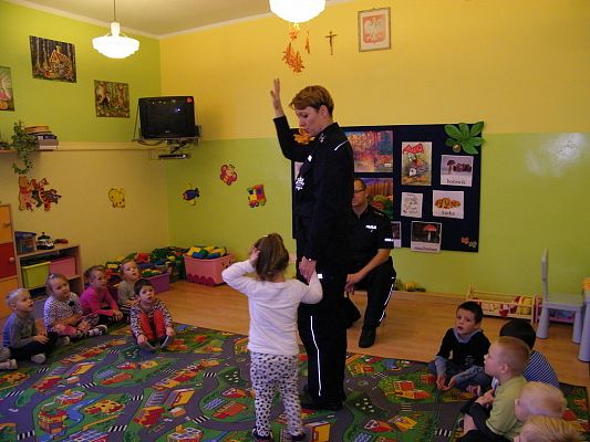 Grafika #2: Bezpieczeństwo na drodze – spotkanie z policjantami.