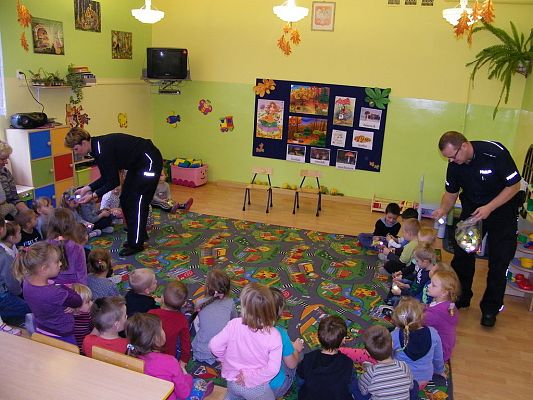 Grafika #3: Bezpieczeństwo na drodze – spotkanie z policjantami.