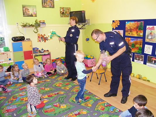 Grafika #5: Bezpieczeństwo na drodze – spotkanie z policjantami.