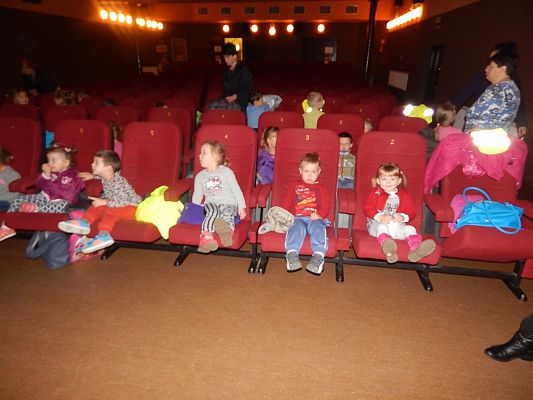 Grafika #0: Wyjazd przedszkolaków na spektakl "Piękna i Bestia"