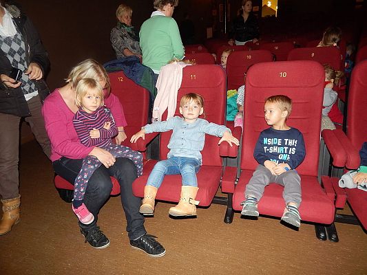 Grafika #1: Wyjazd przedszkolaków na spektakl "Piękna i Bestia"