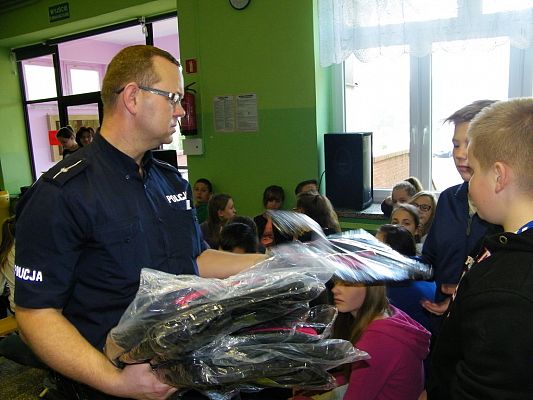 Grafika #2: Spotkanie uczniów z funkcjonariuszami policji