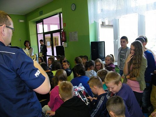 Grafika #3: Spotkanie uczniów z funkcjonariuszami policji