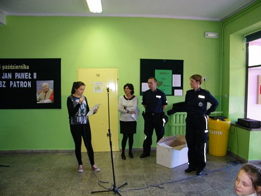 Grafika #5: Spotkanie uczniów z funkcjonariuszami policji