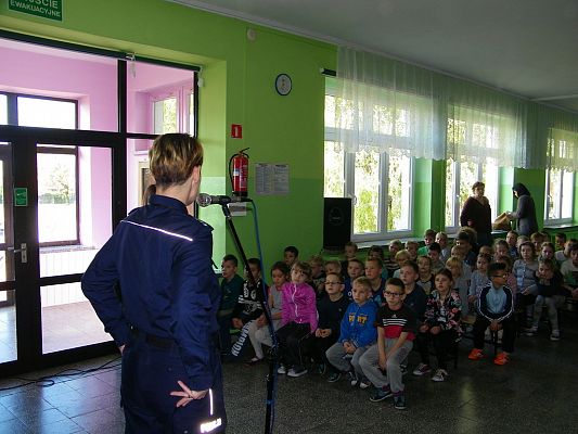 Grafika #4: Spotkanie policjantów z dziećmi w Szkole Podstawowej