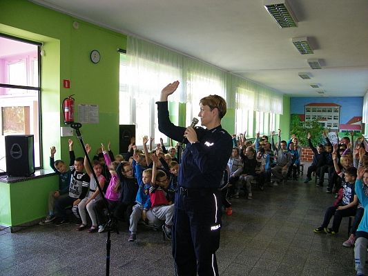 Grafika #1: Spotkanie policjantów z dziećmi w Szkole Podstawowej