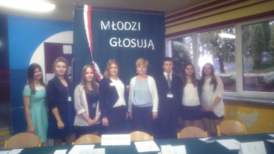 Grafika #8: Młodzi głosują. Gimnazjaliści wzięli udział w symulacji wyborów parlamentarnych.