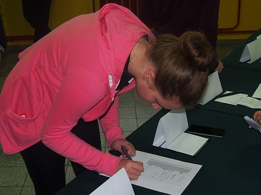 Grafika #5: Młodzi głosują. Gimnazjaliści wzięli udział w symulacji wyborów parlamentarnych.