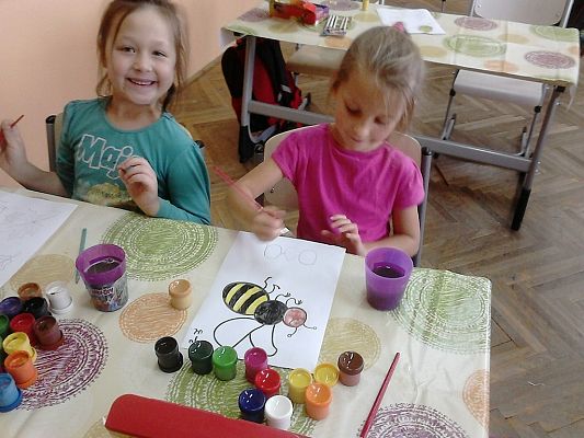 Grafika #4: Tak się bawią i uczą dzieci w klasie I A