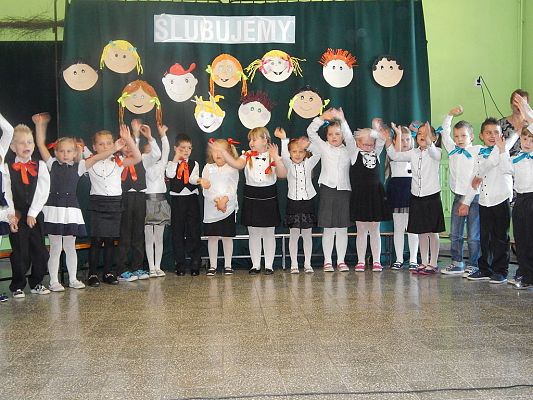 Grafika #8: Ślubowanie klas pierwszych