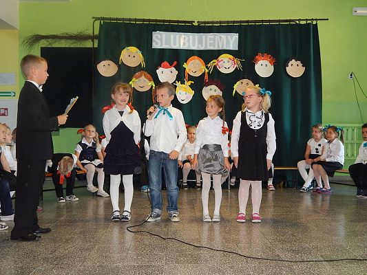 Grafika #10: Ślubowanie klas pierwszych