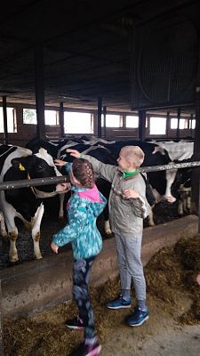 Grafika #0: Uczniowie klasy III SP na wycieczce w gospodarstwie hodowlanym