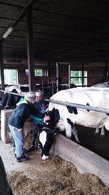 Grafika #3: Uczniowie klasy III SP na wycieczce w gospodarstwie hodowlanym