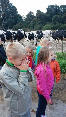 Grafika #6: Uczniowie klasy III SP na wycieczce w gospodarstwie hodowlanym