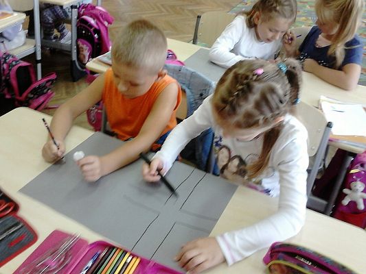 Grafika #1: Pierwszaki uczą się o ruchu drogowym