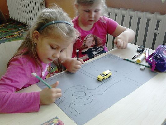 Grafika #10: Pierwszaki uczą się o ruchu drogowym