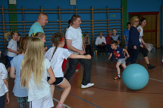 Grafika #1: Festyn rodzinny klas I-III "Mamo, Tato, pobaw się ze mną"