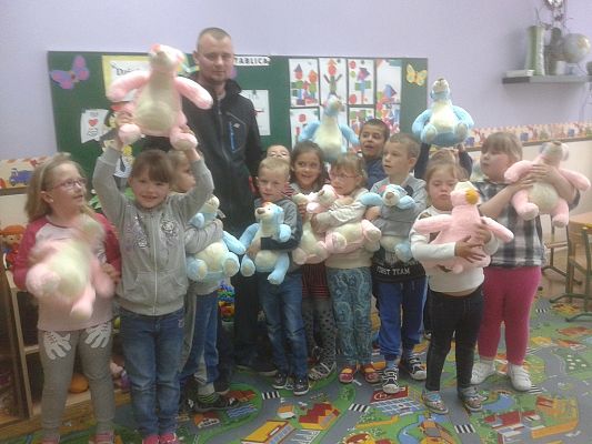 Grafika #0: Przedszkolaki dziękują za misie.