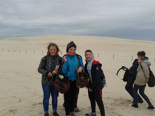 Grafika #7: Wycieczka harcerzy.