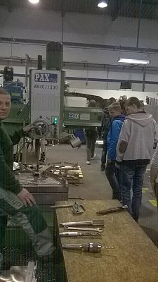 Grafika #12: Wyjazd do zakładów pracy.