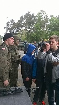 Grafika #16: Wyjazd do zakładów pracy.