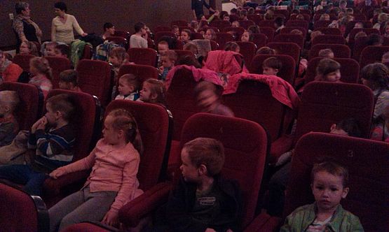 Grafika #1: Wyjazd do kina z okazji Światowego Dnia Ziemi.