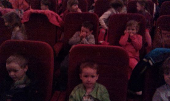 Grafika #2: Wyjazd do kina z okazji Światowego Dnia Ziemi.