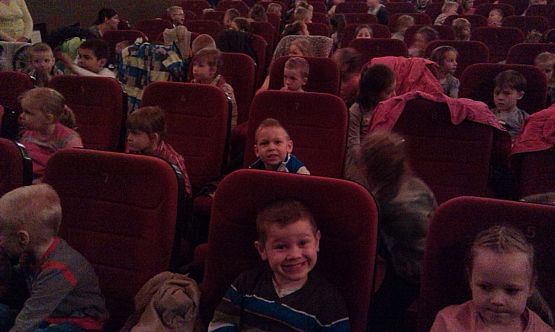 Grafika #3: Wyjazd do kina z okazji Światowego Dnia Ziemi.