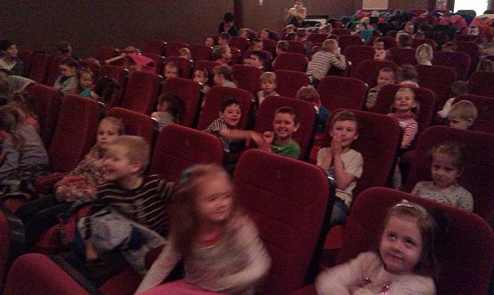 Grafika #6: Wyjazd do kina z okazji Światowego Dnia Ziemi.