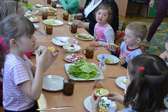 Grafika #2: Wiosna na talerzu.