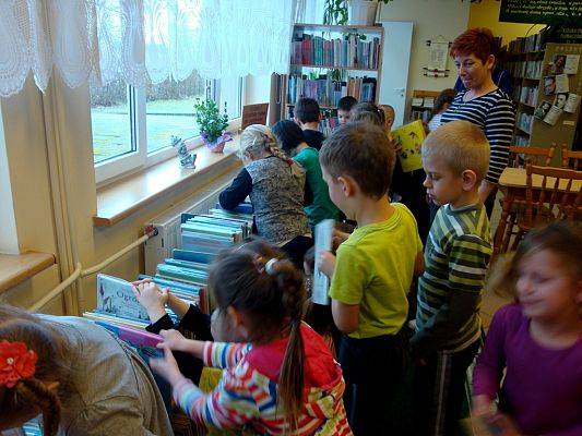 Grafika #4: Wizyta przedszkolaków w bibliotece.