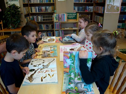 Grafika #5: Wizyta przedszkolaków w bibliotece.