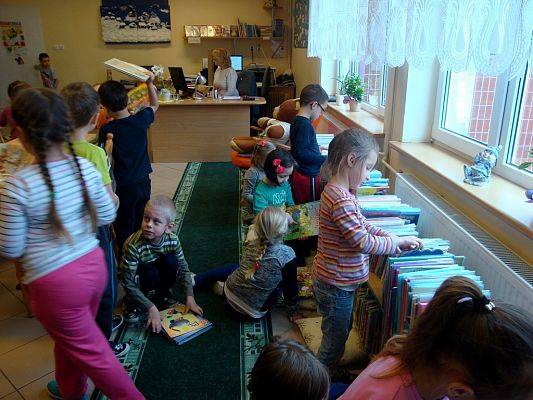 Grafika #7: Wizyta przedszkolaków w bibliotece.
