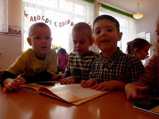 Grafika #8: Wizyta przedszkolaków w bibliotece.